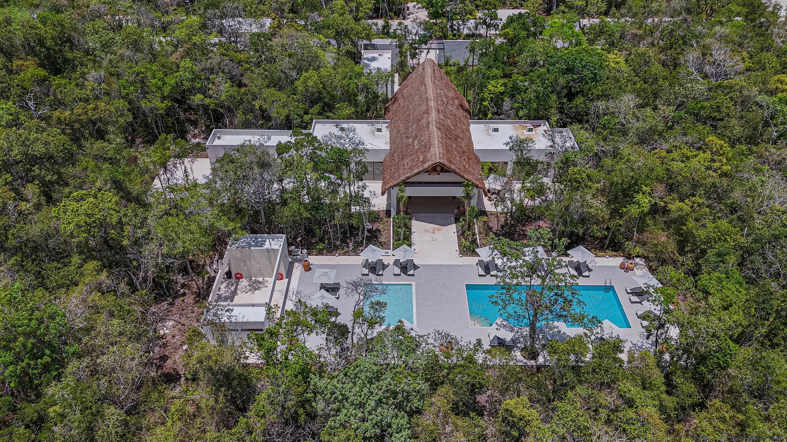 Fotografía aérea de la casa club y albercas de Amares Riviera Maya