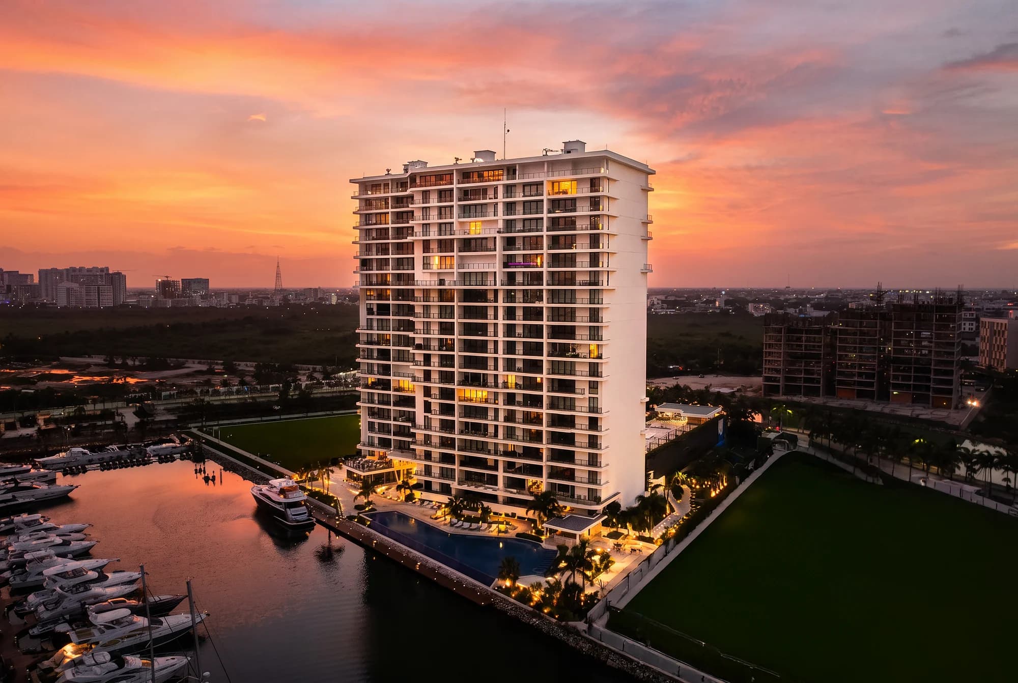 Fotografía aérea de Blume Boutique Condos al atardecer