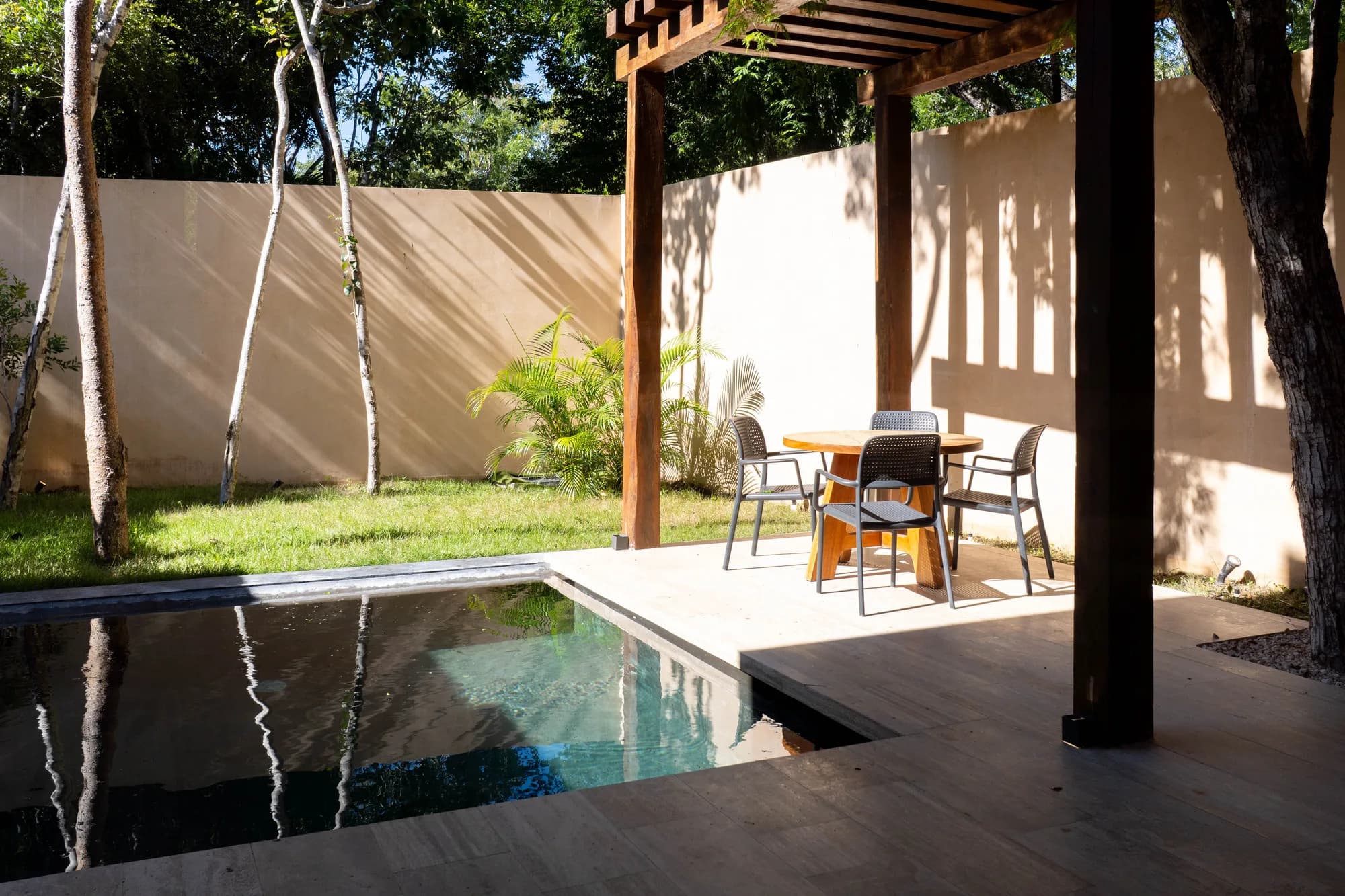 Jardín, terraza y alberca de una villa Junglar