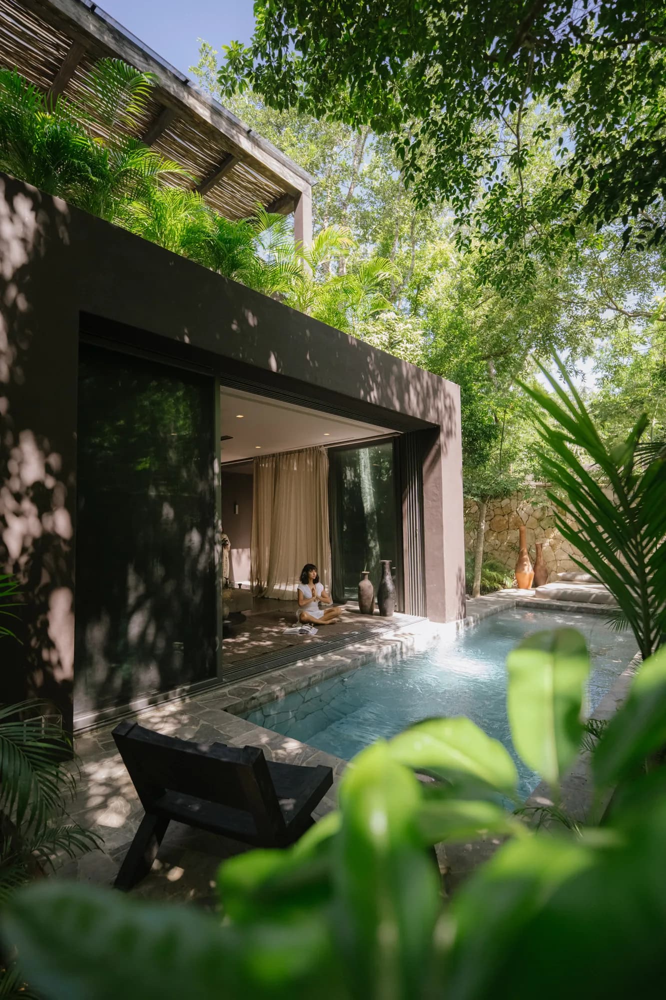 Residencia y alberca entre la vegetación de La Reserva Tulum