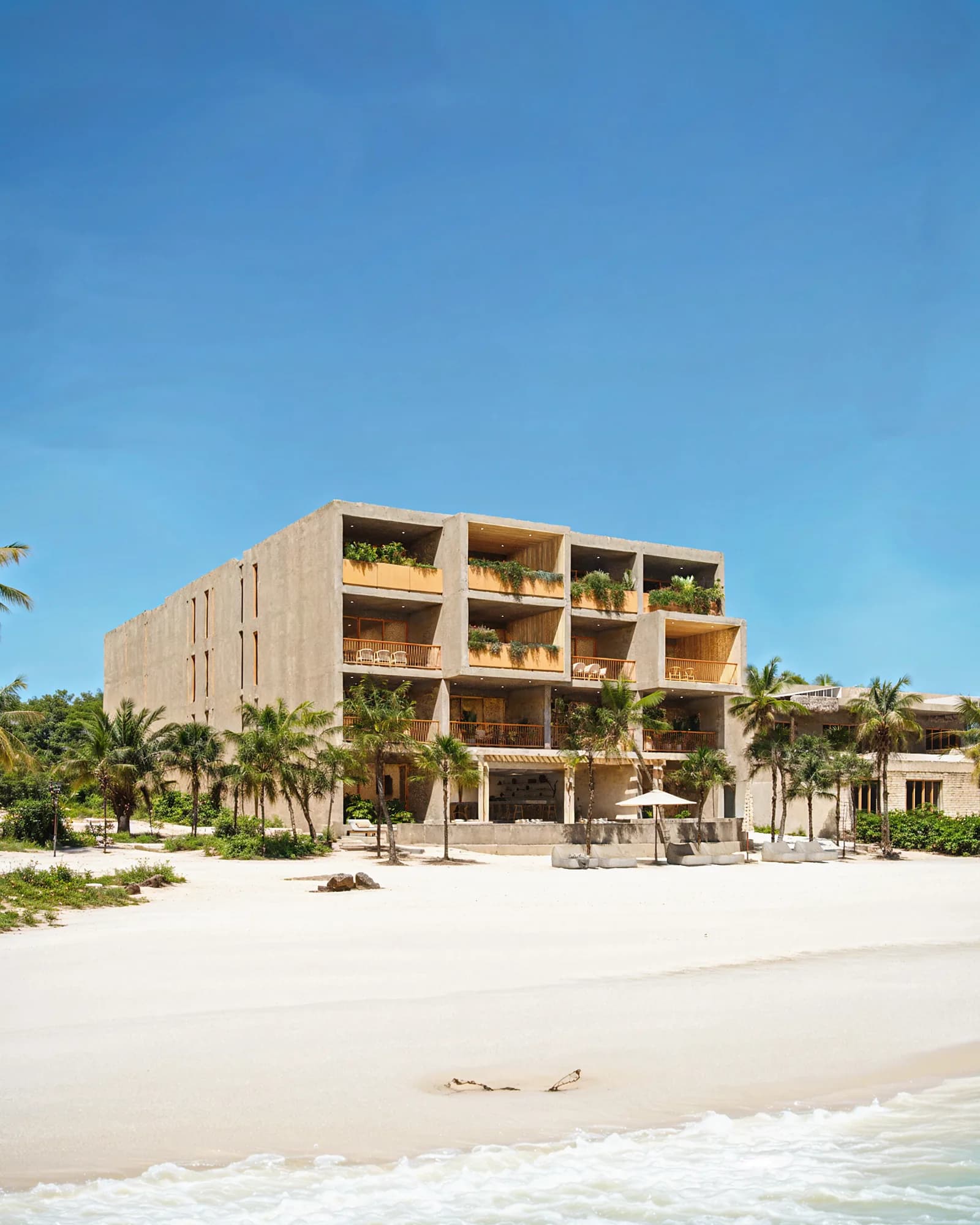 Fachada de Maranta vista desde la playa de Bahía Soliman